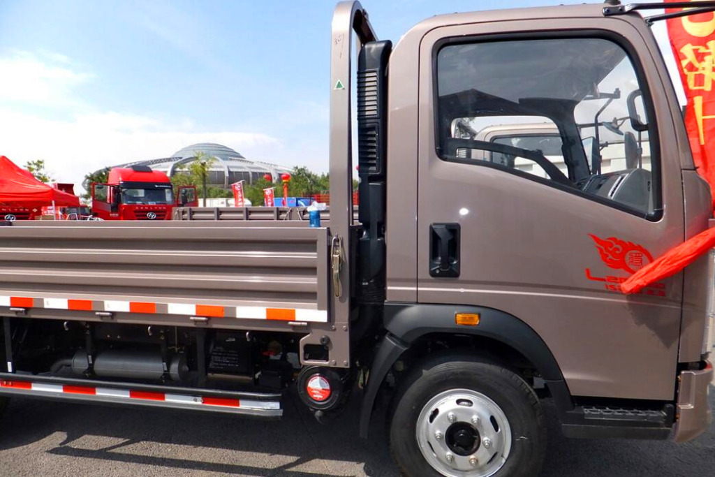 中国重汽HOWO 悍将 102马力 4.2米单排栏板式轻卡3