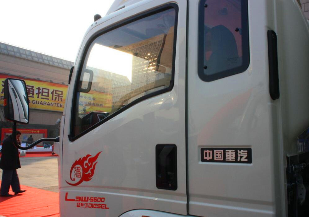 中国重汽HOWO 悍将 160马力 4X2 厢式载货车(ZZ5167XXYG5615C1)7